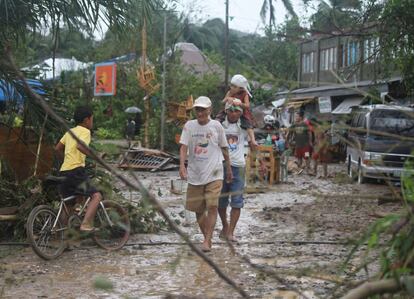 El tifón Bopha ha sido uno de los más fuertes que han azotado Filipinas este año. El balance de víctimas hasta el miércoles a mediodía era de al menos 240 muertos y más de 50.000 desplazados.