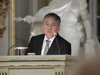 Kazuo Ishiguro lee su discurso el jueves en Estocolmo.