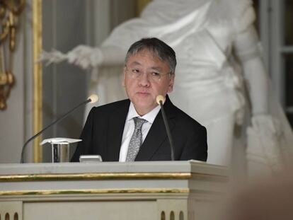 Kazuo Ishiguro lee su discurso el jueves en Estocolmo.