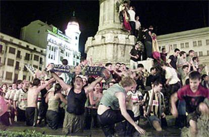 Los seguidores del Zaragoza, en la Plaza de España.