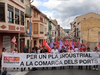 Miles de personas se manifiestan en Vilafranca por el futuro de Marie Claire y el empleo en la comarca