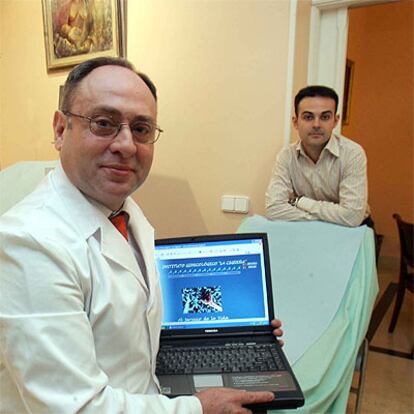 Bernabé Hurtado de Mendoza, con su <i>webmaster, </i>David Pueyo.