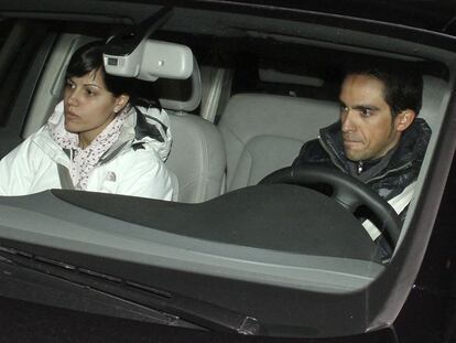Alberto Contador y su esposa llegan a su casa de Pinto ayer por la noche.