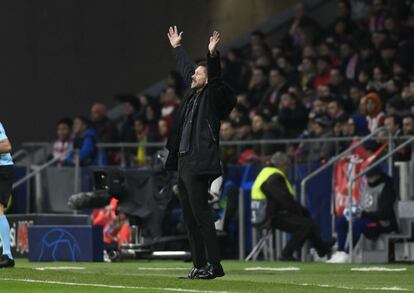 El Atlético de Madrid hizo un partido perfecto en la filosofía de su entrenador que le deja a un suspiro de certificar su pase a octavos.