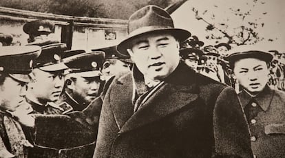 Un joven Kim Jong-il (a la derecha) junto a su padre, Kim Il-sung, en una visita a una academia militar en 1947.