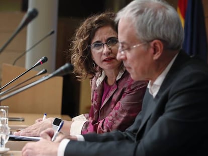 La ministra de Hacienda, María Jesús Montero, y el secretario de Estado de Hacienda, Jesús Gascón.