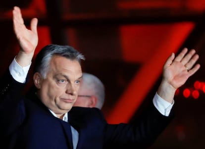 Viktor Orban se dirige a sus seguidores tras ganar las elecciones de Hungría, este domingo.