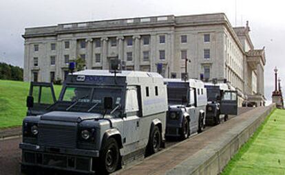 Blindados de la policía, a las afueras de Stormont, durante el registro de las oficinas del Sinn Fein.