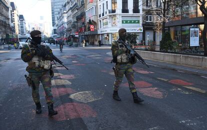 És el primer dia laborable sota el nivell màxim d'alerta (4) a la capital europea per la por que es produeixi una cadena d'atemptats similars als del 13 de novembre a París.