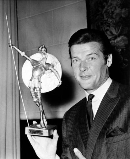 Roger Moore posa com o prêmio Dom Quixote na embaixada espanhola em Londres, em 8 de julho de 1968.