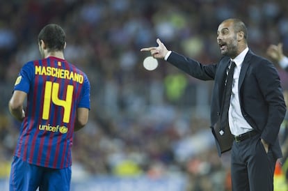 El entrenador del Barcelona da instrucciones de Mascherano.