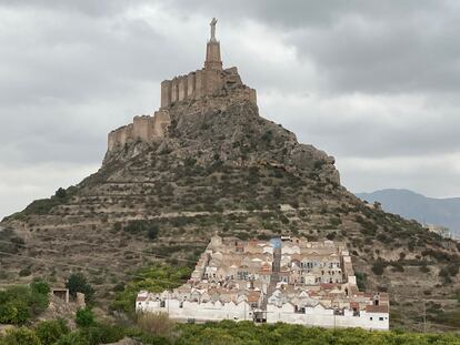 Cementerio municipal sobre un yacimiento íbero en la falda del castillo de Monteagudo (Murcia).