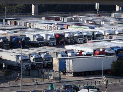 Camiones estacionados en la frontera de La Jonquera