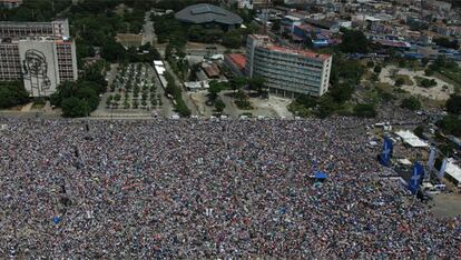 Los organizadores calculan que medio millón de personas se congregan en la Plaza de la Revolución.