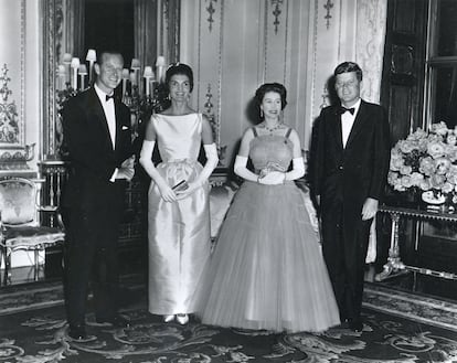 El presidente estadounidense John F. Kennedy visitó, junto a su esposa, Jacqueline Kennedy, el Palacio de Buckingham en 1961, donde le recibieron la reina Isabel II y el príncipe Felipe.