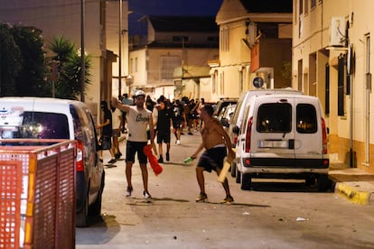 Varias personas durante los altercados en Torre Pacheco este sábado.