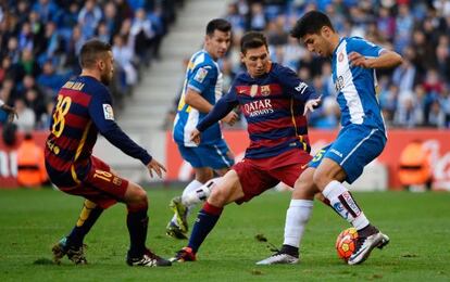 Marco Asensio, davant Messi i Alba.