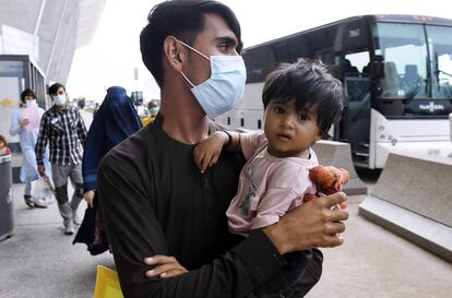 Refugiados afganos, a su llegada al aeropuerto de Dulles, en Virgina, el pasado viernes.