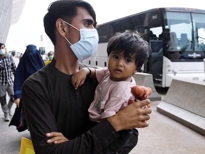 Refugiados afganos, a su llegada al aeropuerto de Dulles, en Virgina, el pasado viernes.