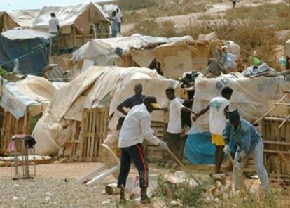 Varios inmigrantes construyen chabolas en las inmediaciones del centro de acogida temporal de Melilla.