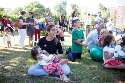 Ángela Roa, dando de mamar a su hija Vera, de dos años.