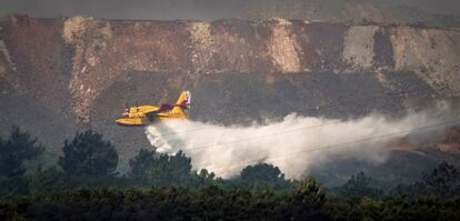 El Ministerio de Agricultura, Pesca y Alimentación ha incrementado el dispositivo aéreo de extinción que, por segundo día consecutivo, trabaja en Huelva para sofocar el incendio declarado ayer en la Sierra de San Cristóbal, en la localidad de Nerva.