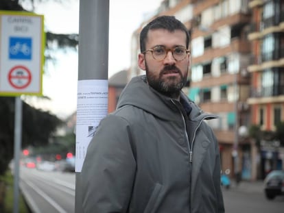 Alex Castañeda, junto al cartel con el que busca a los testigos de su accidente. 