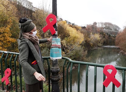 Laços vermelhos colocados em ponte de Pamplona pela Associação Sare, que dá apoio a pessoas infectadas, e pela Comissão Anti-AIDS de Navarra por ocasião do Dia Mundial de Combate à AIDS.