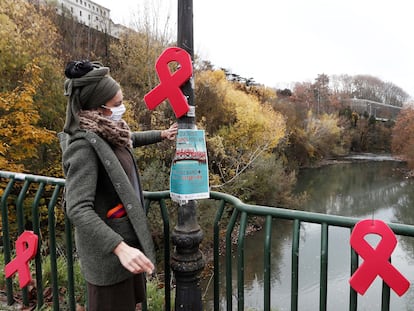 Laços vermelhos colocados em ponte de Pamplona pela Associação Sare, que dá apoio a pessoas infectadas, e pela Comissão Anti-AIDS de Navarra por ocasião do Dia Mundial de Combate à AIDS.