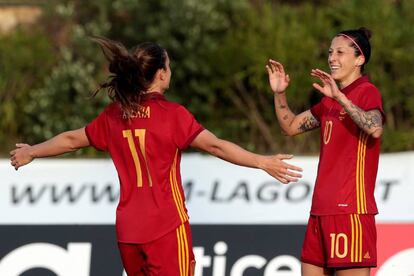 Alexia felicita a Hermoso tras un gol.