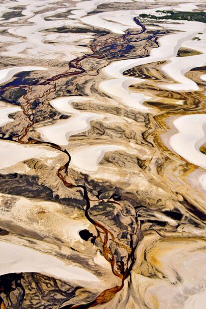 Vista aérea de las lagunas y dunas del parque nacional de Leonçóis Maranhenses (Brasil).