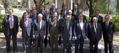 Los integrantes del CEC posan con el presidente del Gobierno, Mariano Rajoy, en la reuni&oacute;n que mantuvieron en el Palacio de la Moncloa en julio de 2013.
