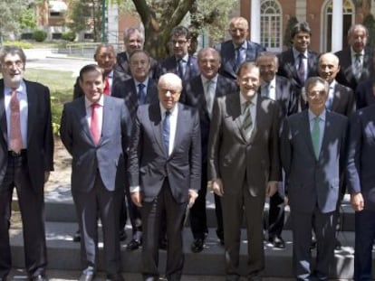 Los integrantes del CEC posan con el presidente del Gobierno, Mariano Rajoy, en la reuni&oacute;n que mantuvieron en el Palacio de la Moncloa en julio de 2013.