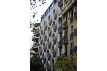 <b>Mario Catalán Nebot.</b> València, 384. Els edificis que Mario Catalán Nebot va construir a Barcelona no deixen indiferent. Especialment els seus apartaments de balconades circulars en el 384 del carrer de València, una icona pop que remet als pantalons de campana i a les heroïnes espacials dels seixanta i setanta.