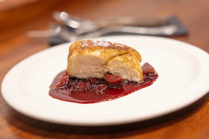 Molleja a la brasa y guiso de remolacha y cerezas encurtidas, del restaurante Masta.