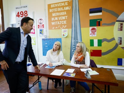 El primer ministro irlandés, Leo Varadkar, este viernes en uno de los colegios electorales de Dublín