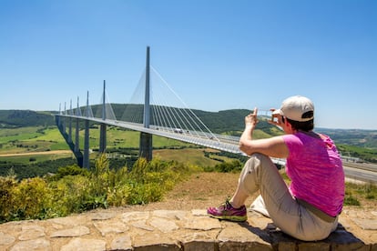 Dos kilómetros y medio de vértigo que forman parte de la autopista francesa (de peaje) A75, de París a Béziers y Montpellier. Es el gigantesco viaducto de Millau, siete pilares de hormigón, una anchura de 32 metros y una altura máxima de 343 metros (más que la Torre Eiffel) sobre el río Tarn, que fluye paralelo a los Pirineos, en el sur de Francia. Es peligroso conducir por él cuando sopla el viento y se colapsa fácilmente con la nieve. Pero quienes lo han probado dicen que la experiencia es, sencillamente, impresionante.