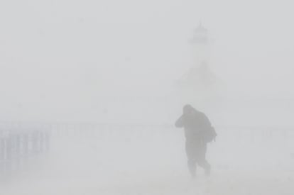 La nieve impide ver el faro de St. Joseph en Míchigan.