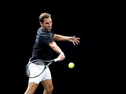 Federer golpea la pelota durante el entrenamiento de este miércoles en el O2 de Londres.