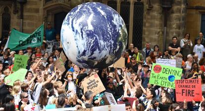 Estudiantes asisten a la manifestación mundial #ClimateStrike este viernes en Sydney (Australia).