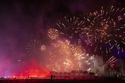 Un guardia de seguridad vigila la plaza central de El Zócalo durante la ronda de fuegos artificiales.