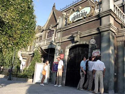 Exterior de la atracción <i>El hotel embrujado</i> del Parque Warner, ayer, tras el accidente mortal.