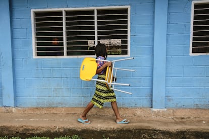 estudiante camina a su salón de clases en una escuela del municipio de Unguia (Colombia)