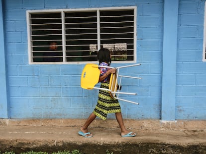 estudiante camina a su salón de clases en una escuela del municipio de Unguia (Colombia)