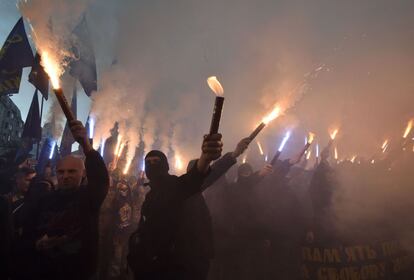 Activistas nacionalistas encienden bengalas y gritan consignas durante un mitin en Kiev sobre la Intercesión de la Virgen María, que se considera el día simbólico para los nacionalistas ucranianos y el Día del Defensor de Ucrania.