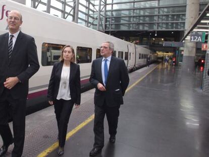 La ministra de Fomento, Ana Pastor, y los presidentes de Telef&oacute;nica, C&eacute;sar Alierta, y de Renfe, Pablo V&aacute;zquez