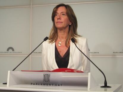 Montse Capdevila, diputada del PSC, en la rueda de prensa en el Parlament.