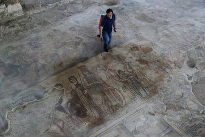 A section of the mosaic inside the triclinium representing the Judgement of Paris and the abduction of Helen of Troy.