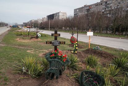 Varias tumbas de civiles asesinados durante la guerra, en una avenida junto a edificios de apartamentos en la ciudad costera de Mariupol, en el sudeste Ucrania.