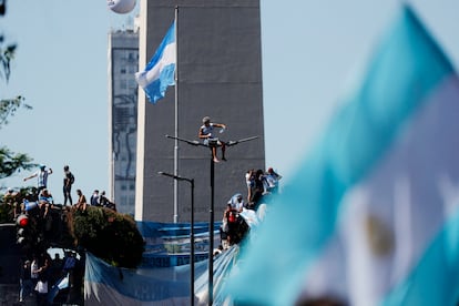 Los argentinos salían masivamente a las calles. En la ciudad de Buenos Aires y su extrarradio viven 15 millones de personas y nadie se quería perder la caravana de la selección que recorrería los 30 kilómetros que separan el predio de la AFA, donde los jugadores pasaron la noche, del Obelisco.